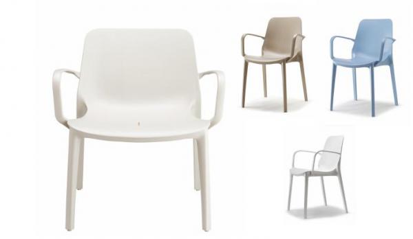 Silla exterior con brazos de tecnopolímero con varios colores