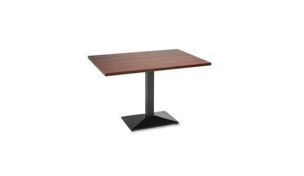 Mesa rectangular de werzalit con pie de hierro con relieve