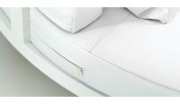 Cama de aluminio con cojines náuticos blancos