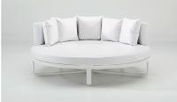 Cama de aluminio con cojines náuticos blancos